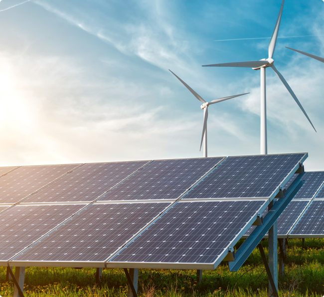 Solaranlage im Vordergrund, Windräder im Hintergrund