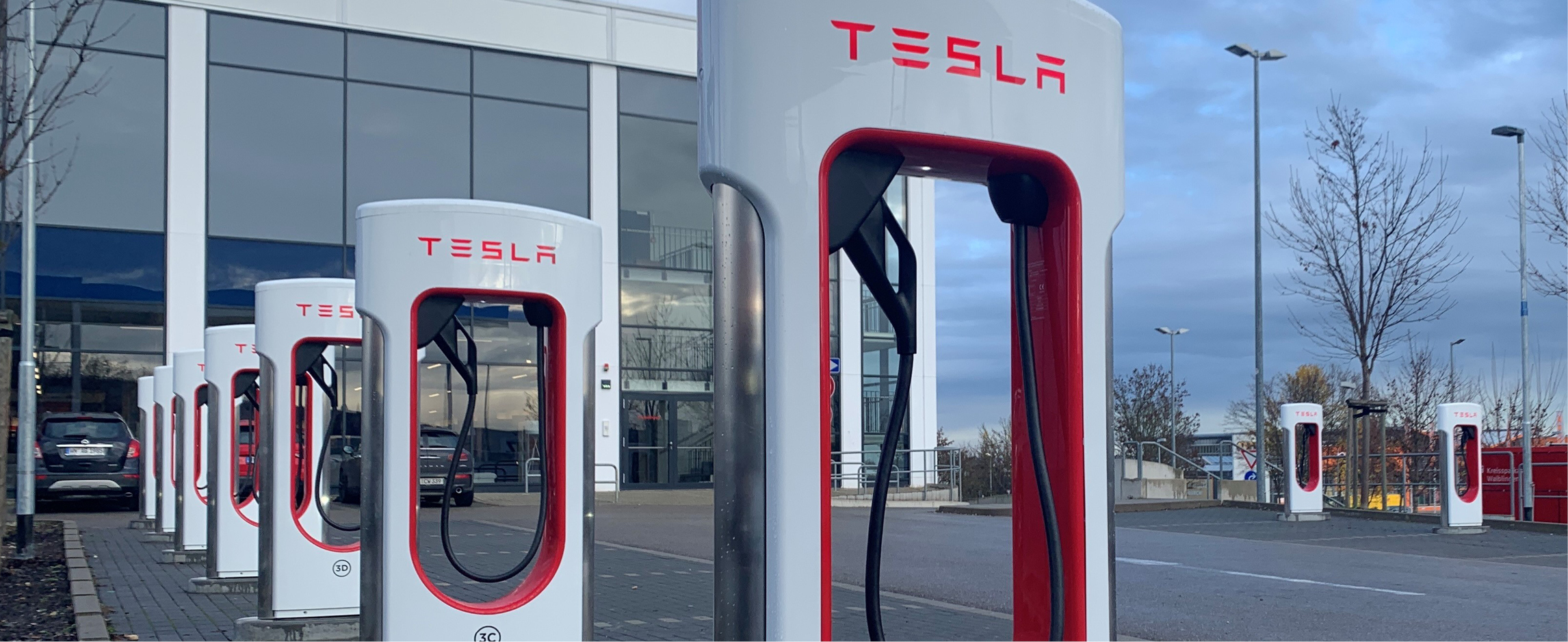 Tesla Schnelladesäulen für Elektrofahrzeuge auf einem Parkplatz